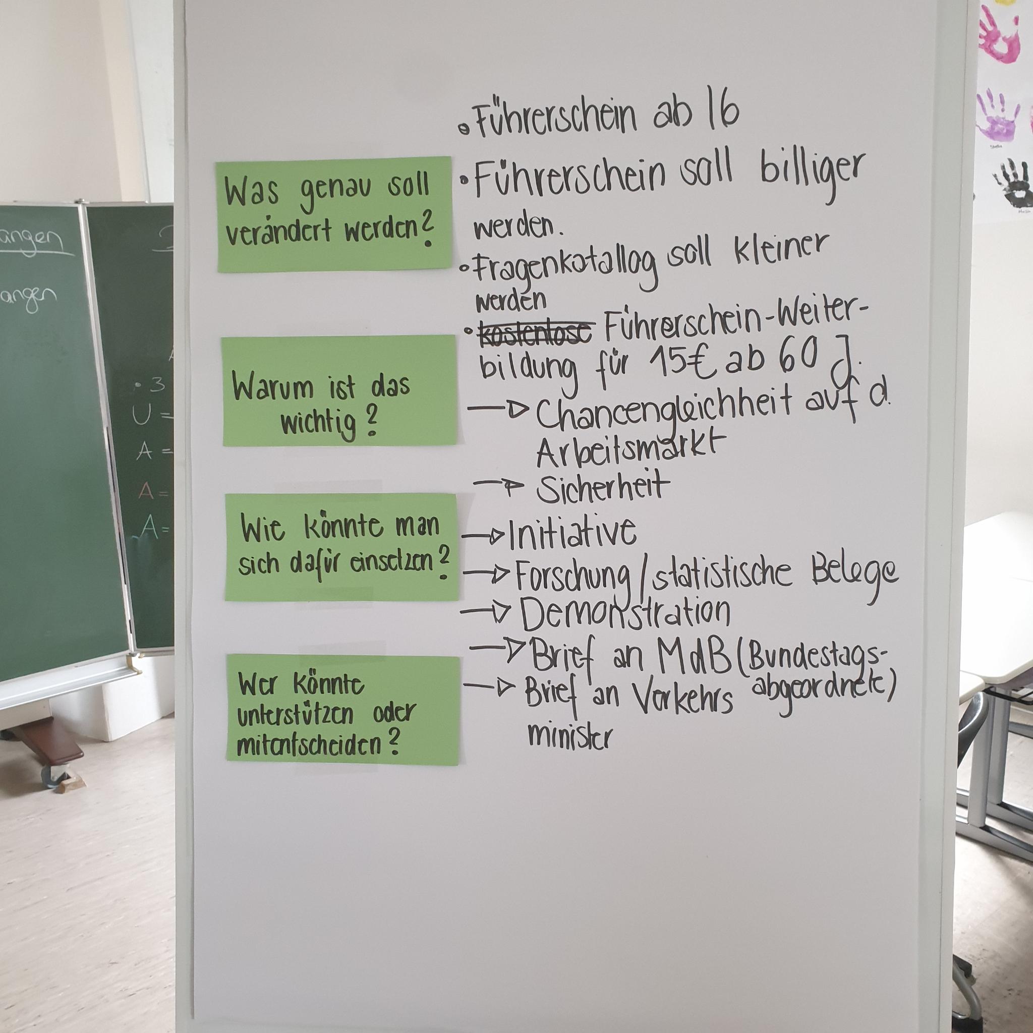 Whiteboard mit Fragen zu Führerschein-Initiative